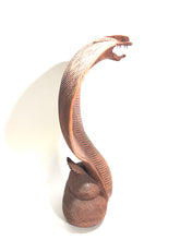 Carica l&#39;immagine nel visualizzatore di Gallery, Statua in legno Cobra in 4 diverse dimensioni
