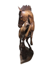 Carica l&#39;immagine nel visualizzatore di Gallery, Statua Cavallo e puledro in legno
