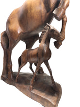 Carica l&#39;immagine nel visualizzatore di Gallery, Statua Cavallo e puledro in legno

