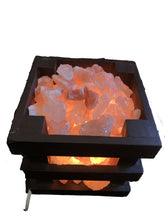 Carica l&#39;immagine nel visualizzatore di Gallery, Lampada di sale himalayano con cristalli di sale e legno
