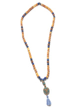 Carica l&#39;immagine nel visualizzatore di Gallery, Mala tibetano in agate gialle, semi di Rudra e lapislazzuli con ciondoli in ottone, corallo fossile e pasta turchese con simbolo Ohm
