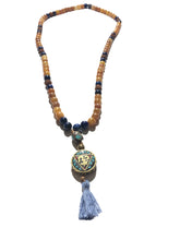 Carica l&#39;immagine nel visualizzatore di Gallery, Mala tibetano in agate gialle, semi di Rudra e lapislazzuli con ciondoli in ottone, corallo fossile e pasta turchese con simbolo Ohm
