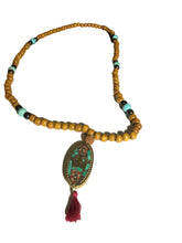 Carica l&#39;immagine nel visualizzatore di Gallery, Mala tibetano in legno, semi di Rudra e turchese con ciondolo in ottone con corallo fossile e turchese con simbolo dell&#39;Ohm e nappina in cotone

