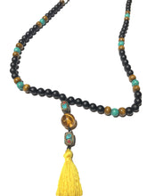 Carica l&#39;immagine nel visualizzatore di Gallery, Mala Tibetano in onice, legno e turchese con ciondoli in ottone, turchese e corallo fossile con ambra
