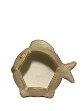 Carica l&#39;immagine nel visualizzatore di Gallery, Posacenere in terracotta con pesce
