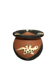 Carica l&#39;immagine nel visualizzatore di Gallery, Posacenere in terracotta
