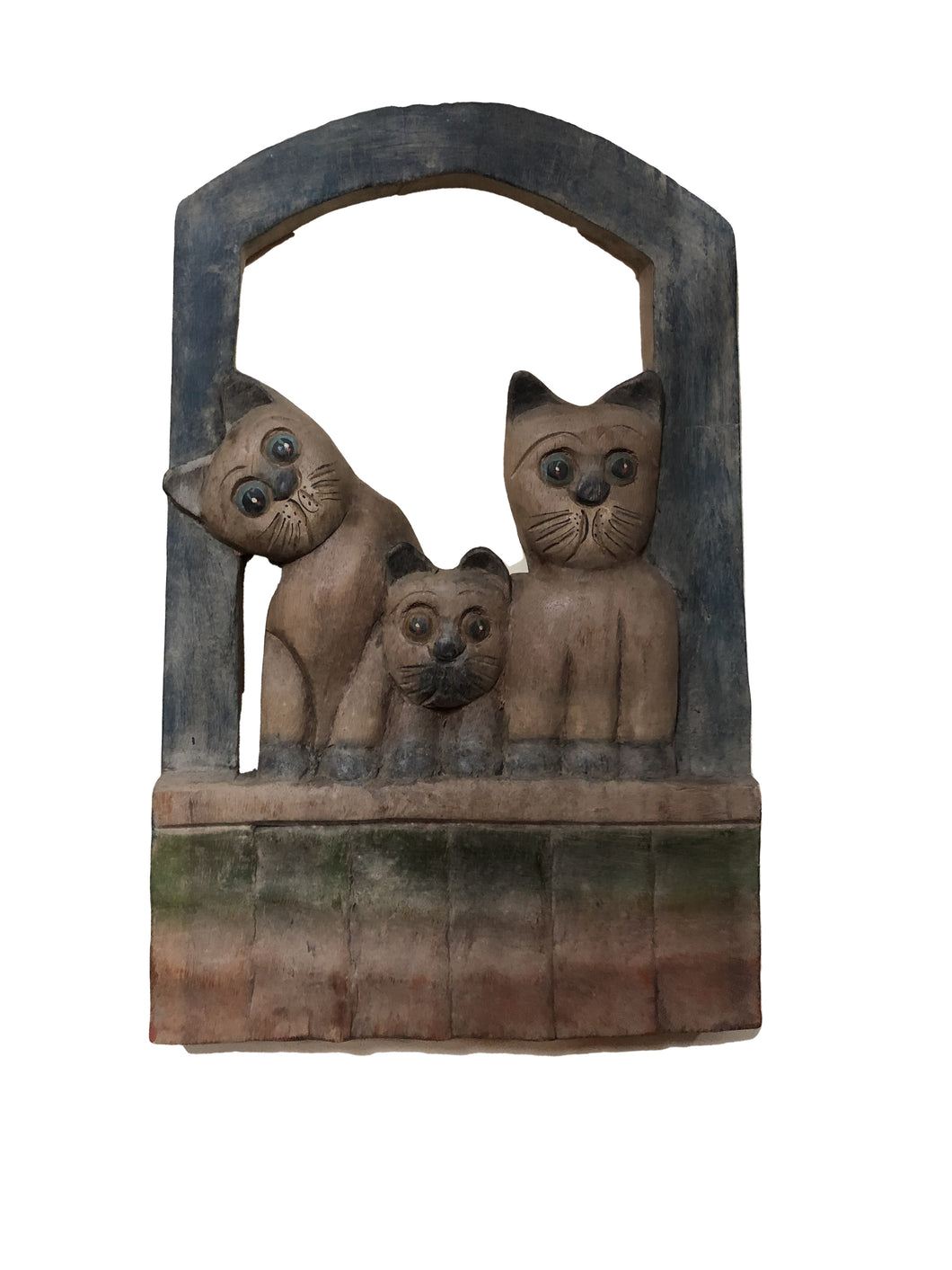 Scultura in legno con gatti alla finestra da parete