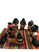 Carica l'immagine nel visualizzatore di Gallery, Presepe Peruviano Africano in due diverse dimensioni
