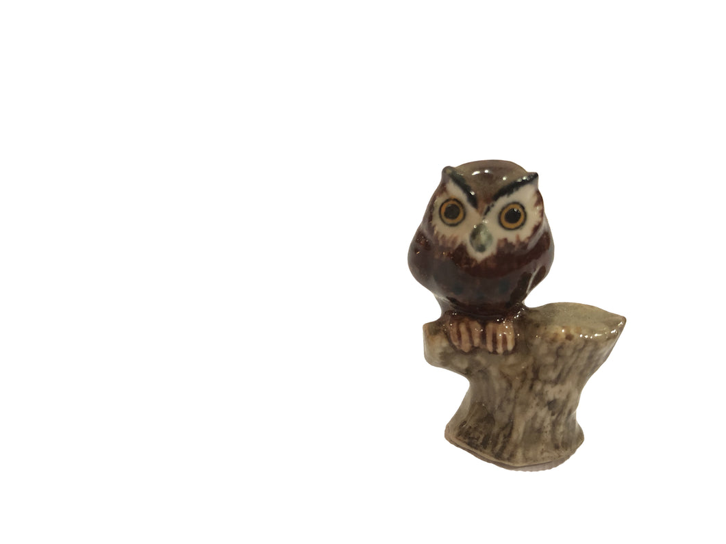 Civetta in ceramica su tronco di legno