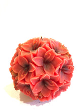 Carica l&#39;immagine nel visualizzatore di Gallery, Candela con fiori rossi
