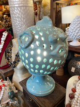 Carica l&#39;immagine nel visualizzatore di Gallery, Lampada in ceramica pugliese a forma di pesce in due colorazioni
