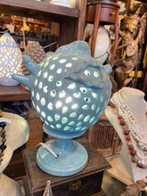 Carica l&#39;immagine nel visualizzatore di Gallery, Lampada in ceramica pugliese a forma di pesce in due colorazioni
