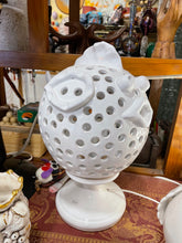 Carica l&#39;immagine nel visualizzatore di Gallery, Lampada in ceramica pugliese a forma di pesce in due colorazioni
