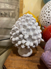 Carica l&#39;immagine nel visualizzatore di Gallery, Pigne in ceramica pugliese
