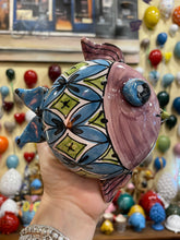 Carica l&#39;immagine nel visualizzatore di Gallery, Pesce da parete fatto e dipinto a mano in ceramica pugliese con foro sul retro 14 cm

