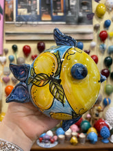 Carica l&#39;immagine nel visualizzatore di Gallery, Pesce da parete fatto e dipinto a mano in ceramica pugliese con foro sul retro 14 cm
