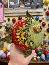 Carica l&#39;immagine nel visualizzatore di Gallery, Pesce da parete fatto e dipinto a mano in ceramica pugliese con foro sul retro 14 cm
