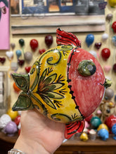 Carica l&#39;immagine nel visualizzatore di Gallery, Pesce da parete fatto e dipinto a mano in ceramica pugliese con foro sul retro 14 cm
