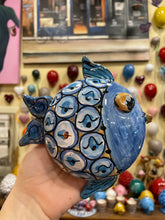 Carica l&#39;immagine nel visualizzatore di Gallery, Pesce da parete fatto e dipinto a mano in ceramica pugliese con foro sul retro 14 cm
