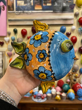 Carica l&#39;immagine nel visualizzatore di Gallery, Pesce da parete fatto e dipinto a mano in ceramica pugliese con foro sul retro 14 cm
