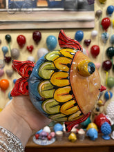 Carica l&#39;immagine nel visualizzatore di Gallery, Pesce da parete fatto e dipinto a mano in ceramica pugliese con foro sul retro 14 cm
