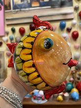 Carica l&#39;immagine nel visualizzatore di Gallery, Pesce da parete fatto e dipinto a mano in ceramica pugliese con foro sul retro 14 cm
