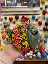 Carica l&#39;immagine nel visualizzatore di Gallery, Pesce da parete fatto e dipinto a mano in ceramica pugliese con foro sul retro 14 cm
