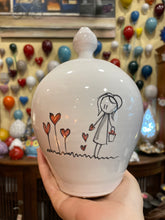 Carica l&#39;immagine nel visualizzatore di Gallery, Salvadanaio fatto e dipinto a mano in ceramica pugliese 20 cm
