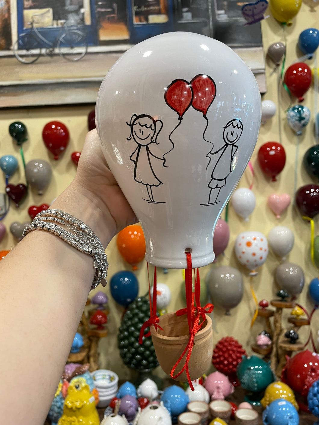 Mongolfiere da parete fatte e dipinte a mano in ceramica con foro sul retro
