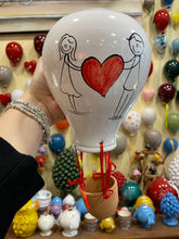 Carica l&#39;immagine nel visualizzatore di Gallery, Mongolfiere da parete fatte e dipinte a mano in ceramica con foro sul retro
