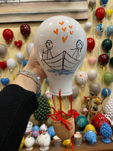 Carica l&#39;immagine nel visualizzatore di Gallery, Mongolfiere da parete fatte e dipinte a mano in ceramica con foro sul retro
