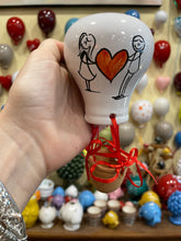 Carica l&#39;immagine nel visualizzatore di Gallery, Mongolfiere da parete fatte e dipinte a mano in ceramica con foro sul retro
