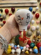 Carica l&#39;immagine nel visualizzatore di Gallery, Mongolfiere da parete fatte e dipinte a mano in ceramica con foro sul retro
