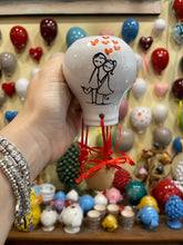 Carica l&#39;immagine nel visualizzatore di Gallery, Mongolfiere da parete fatte e dipinte a mano in ceramica con foro sul retro
