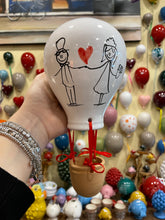Carica l&#39;immagine nel visualizzatore di Gallery, Mongolfiere da parete fatte e dipinte a mano in ceramica con foro sul retro
