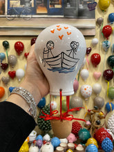 Carica l&#39;immagine nel visualizzatore di Gallery, Mongolfiere da parete fatte e dipinte a mano in ceramica con foro sul retro
