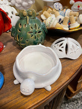 Carica l&#39;immagine nel visualizzatore di Gallery, Tartaruga portacandela fatta e dipinta a mano in ceramica pugliese
