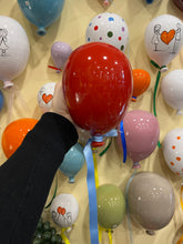 Carica l&#39;immagine nel visualizzatore di Gallery, Palloncini in ceramica da parete con foro sul retro 18 cm
