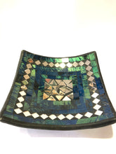 Carica l&#39;immagine nel visualizzatore di Gallery, Svuotatasche etnico in vetro color verde, blu e argento
