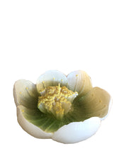 Carica l&#39;immagine nel visualizzatore di Gallery, Candela a forma di fiore glitter verde
