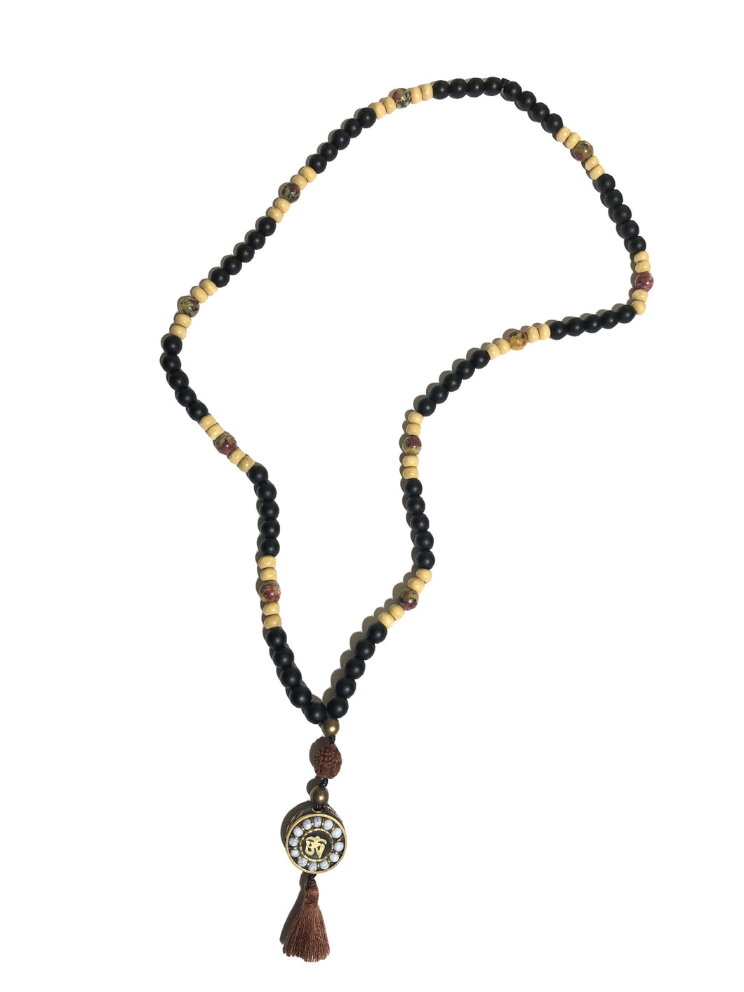 Mala Tibetano in onice, legno e seme di Rudra con ciondolo in ottone e howlite con simbolo Ohm con nappina in cotone marrone