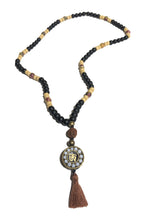 Carica l&#39;immagine nel visualizzatore di Gallery, Mala Tibetano in onice, legno e seme di Rudra con ciondolo in ottone e howlite con simbolo Ohm con nappina in cotone marrone
