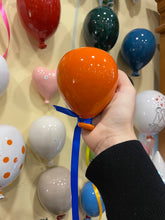 Carica l&#39;immagine nel visualizzatore di Gallery, Palloncini in ceramica da parete con foro sul retro 8 cm
