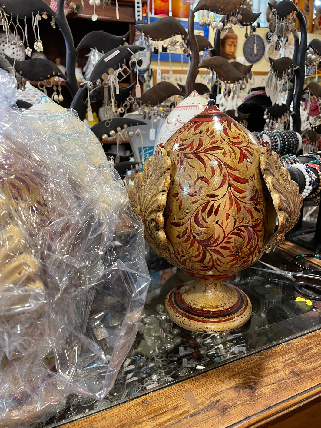 Pumo rosso e dorato in ceramica